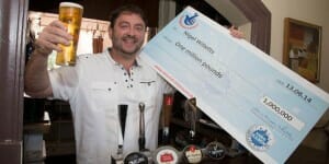 Tournées générales ! Un patron de pub anglais gagne 1 million le vendredi 13