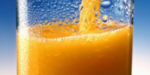 Du jus d’orange qui vaut de l’or : une Américaine remporte 250 000 dollars grâce à sa soif !